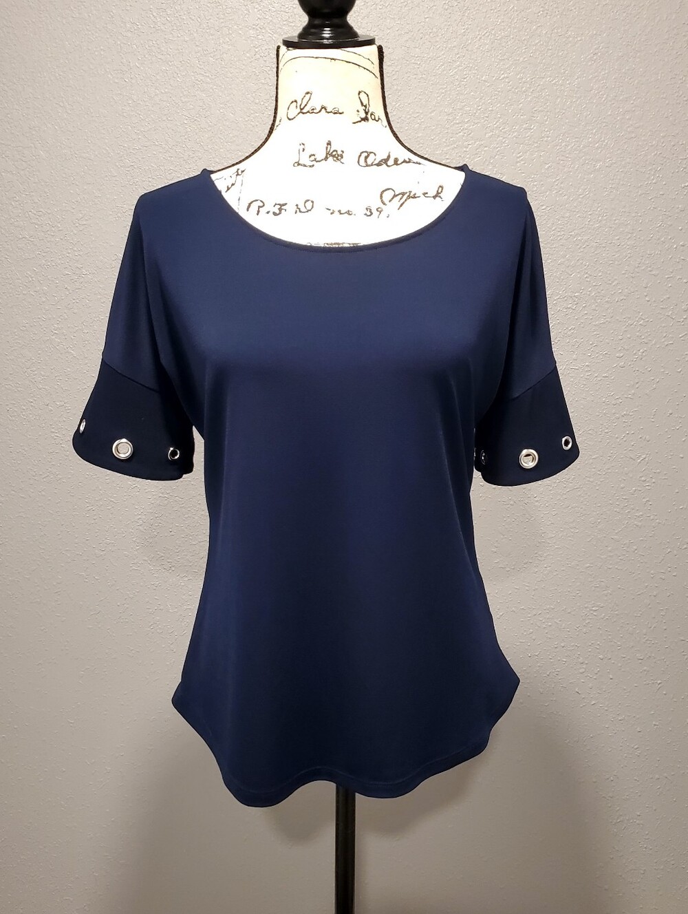 New York & Co Navy Short Sleeve Top with Grommet Sleeve Detail Size Small